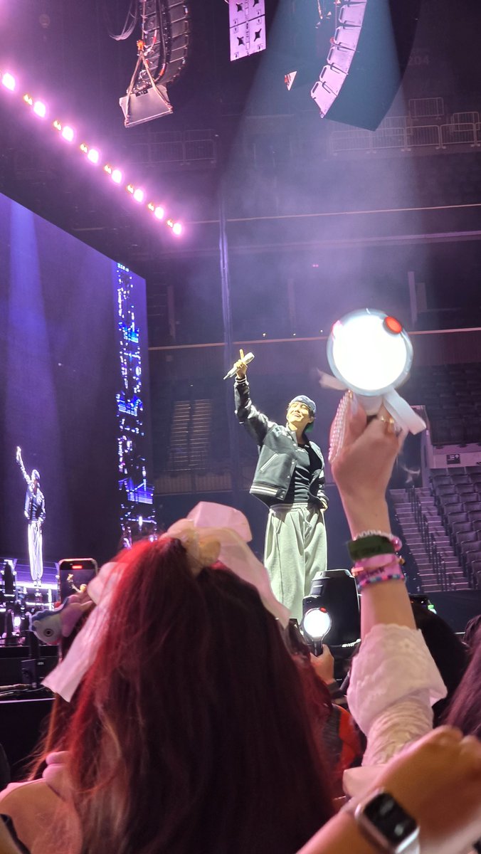 MrsTOH2O's tweet photo. Now, y'all might say he didn't sing #SweetDreams to me. But he is looking at my general direction, so I say he did. ππ #BTSARMY #BTS #Jhope #Jhope_TOUR #HOPE_ON_THE_STAGE_TOUR_Brooklyn #SoundcheckD2
@BTS_twt @MrsTOH2O
@ChrisCeeBTS
@BTS_ARMY_BeckyB
@cryingtobts https://t.co/a4xZeJjyiV