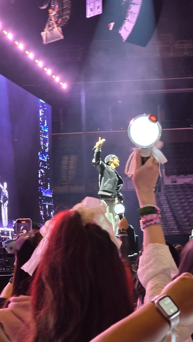 MrsTOH2O's tweet photo. Now, y'all might say he didn't sing #SweetDreams to me. But he is looking at my general direction, so I say he did. ππ #BTSARMY #BTS #Jhope #Jhope_TOUR #HOPE_ON_THE_STAGE_TOUR_Brooklyn #SoundcheckD2
@BTS_twt @MrsTOH2O
@ChrisCeeBTS
@BTS_ARMY_BeckyB
@cryingtobts https://t.co/a4xZeJjyiV