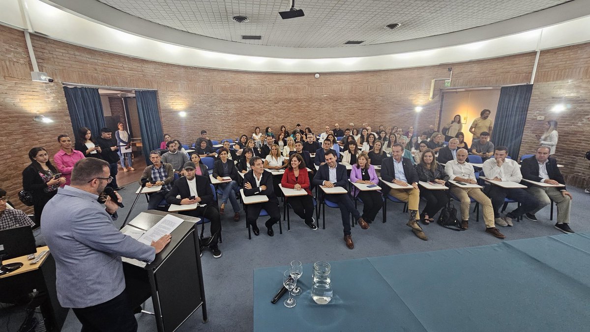 Lanzamiento de "Mendoza Aumentada", la nueva plataforma educativa de Inteligencia Artificial 🤖📚

Una iniciativa del Ministerio de Educación, Cultura, Infancias y la DGE que apuesta por la innovación y el futuro de la educación en Mendoza 
<a href="/TadeoGZ/">Tadeo Garcia Zalazar</a>
<a href="/MzaDGE/">DGE Mendoza</a>
@FlexFlixTeens