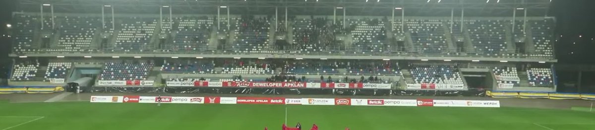 officialTThater's tweet photo. Jak klub prosi, to kurrwy kupujcie te bilety przez internet, bo potem 200 jest na stadionie, a 3000 stoi w kolejce aż do Boguchwaly… https://t.co/1GrAw28LeF