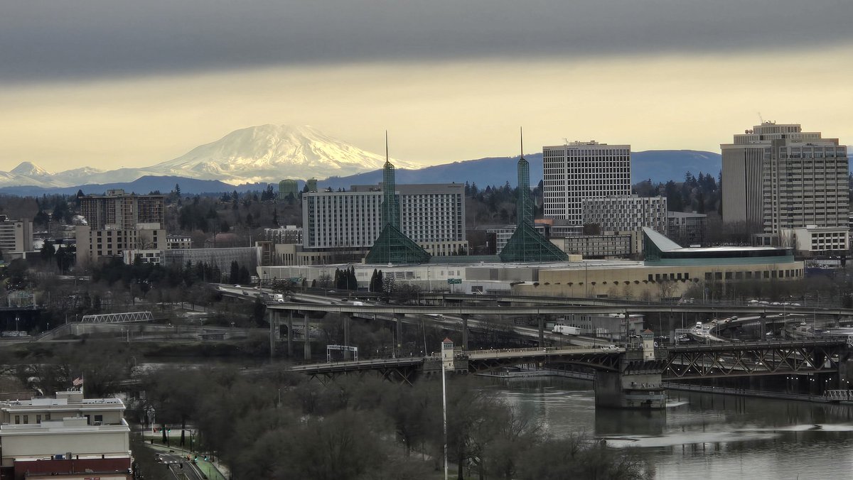 Beautiful view of Mt St Helens this morning from downtown Portland.