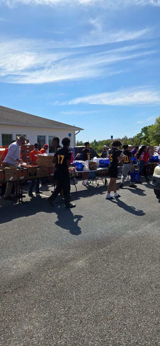 CoachShort2's tweet image. Bulldogs in the community giving back.
Thankful to lead these wonderful young men who worked close to 9 hrs today handing out food for St Cloudians.  Great job Dogs
#humbleservant
#BrickByBrick