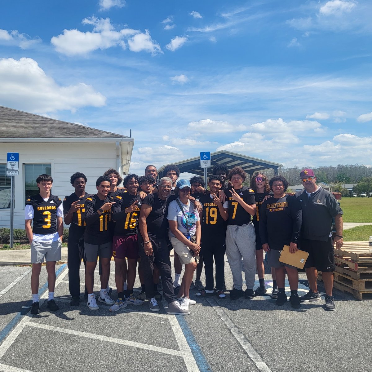 CoachShort2's tweet image. Bulldogs in the community giving back.
Thankful to lead these wonderful young men who worked close to 9 hrs today handing out food for St Cloudians.  Great job Dogs
#humbleservant
#BrickByBrick