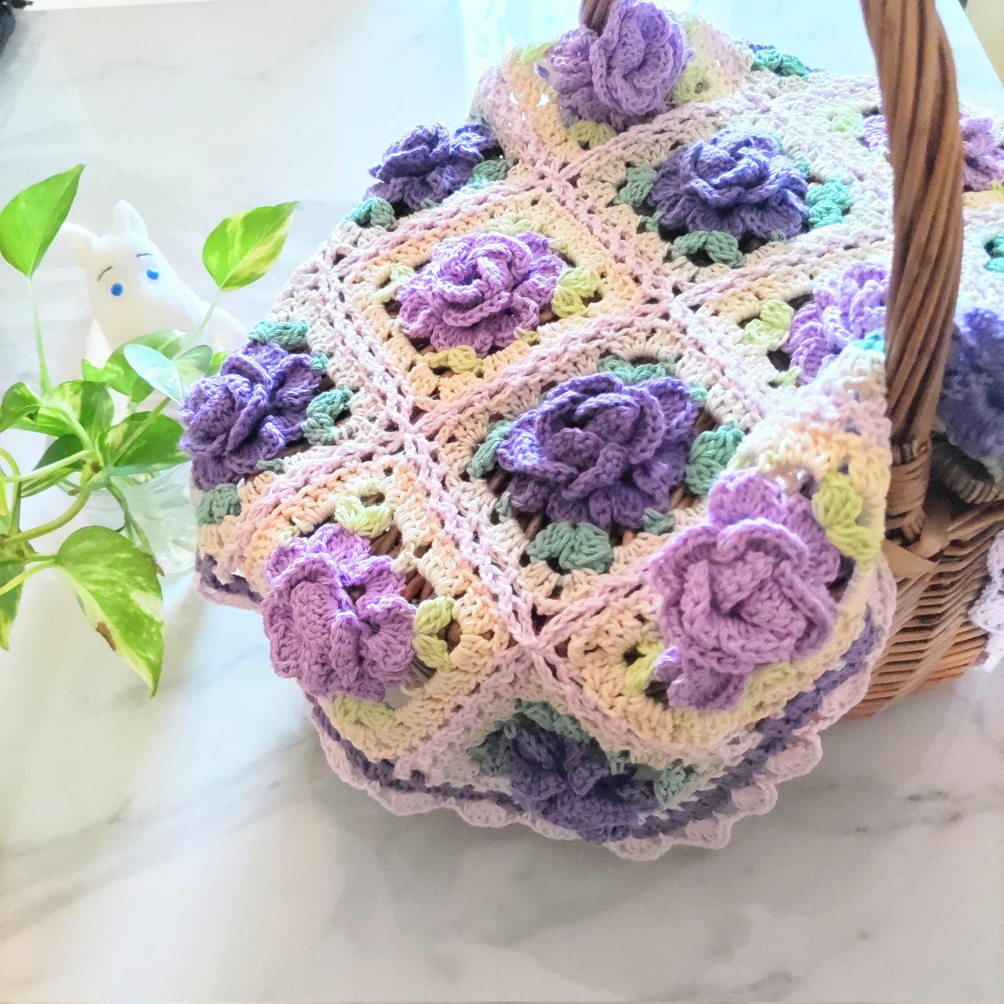【8】バラのモチーフ編みマルチカバー かぎ針編み 薔薇のモチーフマルチカバー ハンドメイド （手編み