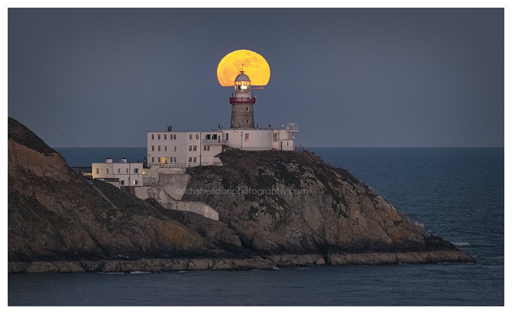 This evening’s full moon, the Worm Moon, rising over the Baily Lighthouse. 

#Howth #Dublin #Ireland #FullMoon #WormMoon