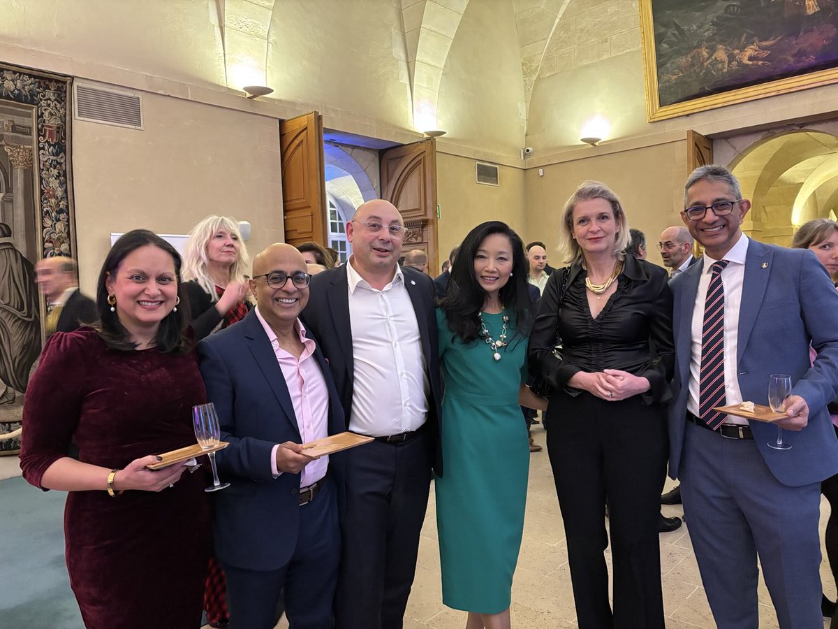 KathyFanSurgeon's tweet photo. Wonderful hospitality from President SFSCMFCO, Prof. André Chaine, at 2025 conference in Paris. We are Honored to represent @BAOMSOfficial at the 1st British symposium @ this event. Thank you, strengthening relationship #Collaboration #MaxFax https://t.co/1loffkbLo8