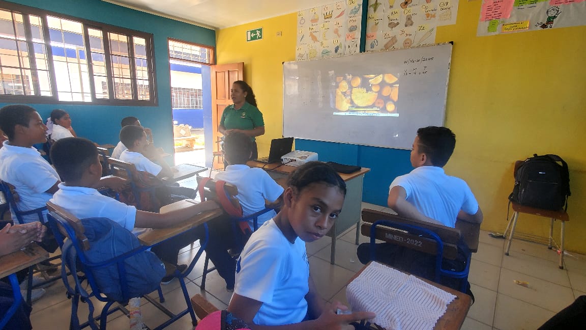 En coordinación con el Movimiento Ambientalista Guardabarranco y el MINED, realizamos conversatorio con jóvenes del colegio emblemático INHCO, sobre las afectaciones a nuestra Madre Tierra a causa del cambio climático en el municipio de Puerto Cabezas, Caribe Norte.