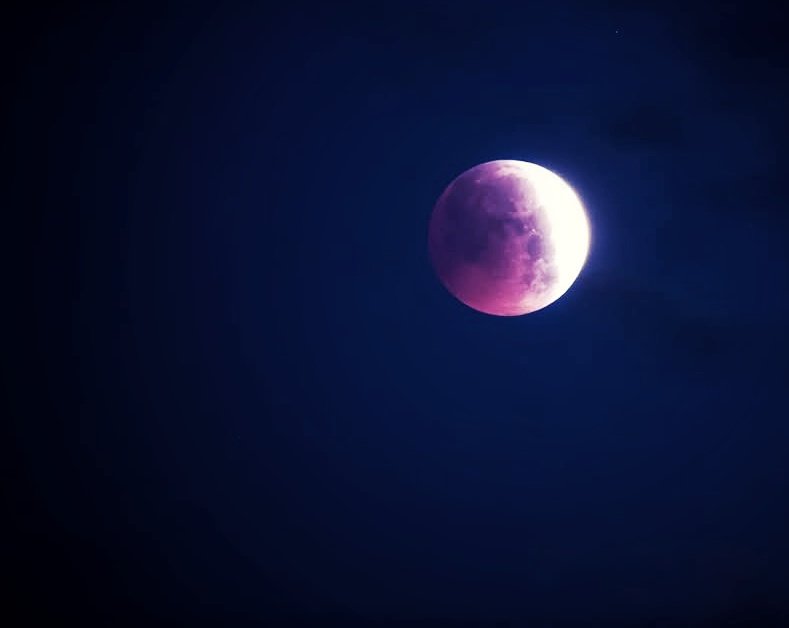 ruben_ozo's tweet photo. Las nubes escondieron la luna, pintando la noche de sombras y misterio...
#Atierriña #Lua #Galifornia #LuaChea #LunaLlena #FullMoon #Moon #Galicia #Galifornia #Canon7D https://t.co/DUaB7Lh81W