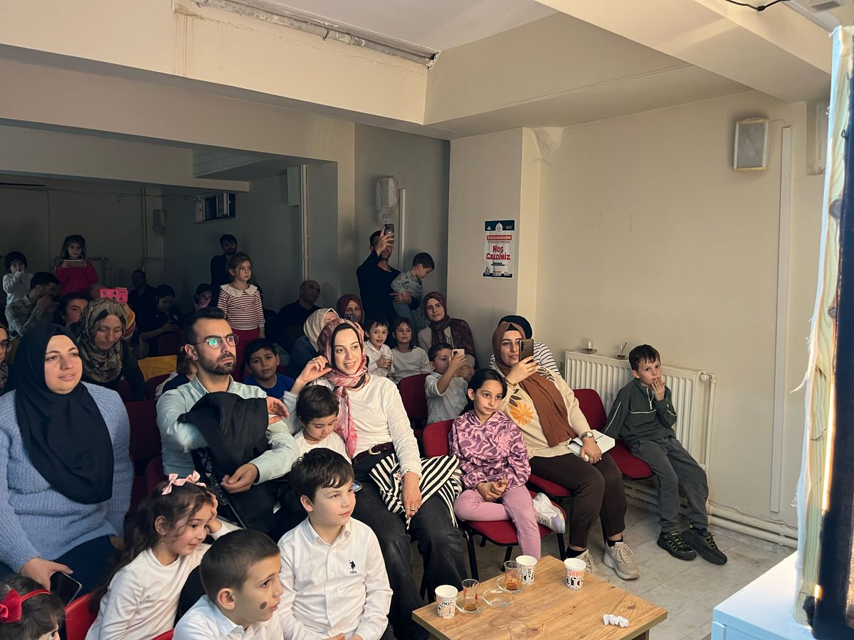 Hacivat Karagöz Gölge Oyunu Her Yerde ✨💫

Gönüllü gençlerimizle birlikte Çocuk Üniversitesi'nde çocuklarımızı Hacivat Karagöz Gölge Oyunuyla bir araya getirdik.

<a href="/OA_BAK/">Dr. Osman Aşkın Bak</a> <a href="/gencliksporbak/">Gençlik ve Spor Bakanlığı 🇹🇷</a>