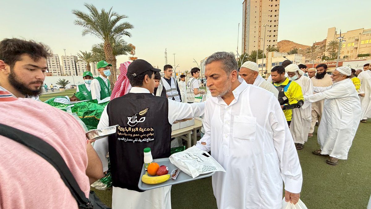 Sanae_Makkah's tweet photo. أطلقت جمعية صنائع مشروع إفطار الراجحي الرمضاني بدعم من @RajhiCF مؤسسة سليمان بن عبدالعزيز الراجحي الخيرية، في عدة مواقع بمكة المكرمة التي تشهد تجمعات كبيرة للصائمين، تعزيزًا للتكافل الاجتماعي ونشرًا للخير في الشهر الفضيل. https://t.co/PXtxMOgE6B