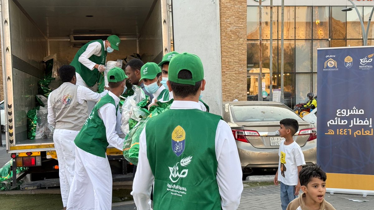 Sanae_Makkah's tweet photo. أطلقت جمعية صنائع مشروع إفطار الراجحي الرمضاني بدعم من @RajhiCF مؤسسة سليمان بن عبدالعزيز الراجحي الخيرية، في عدة مواقع بمكة المكرمة التي تشهد تجمعات كبيرة للصائمين، تعزيزًا للتكافل الاجتماعي ونشرًا للخير في الشهر الفضيل. https://t.co/PXtxMOgE6B