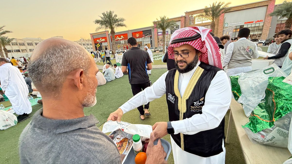 Sanae_Makkah's tweet photo. أطلقت جمعية صنائع مشروع إفطار الراجحي الرمضاني بدعم من @RajhiCF مؤسسة سليمان بن عبدالعزيز الراجحي الخيرية، في عدة مواقع بمكة المكرمة التي تشهد تجمعات كبيرة للصائمين، تعزيزًا للتكافل الاجتماعي ونشرًا للخير في الشهر الفضيل. https://t.co/PXtxMOgE6B