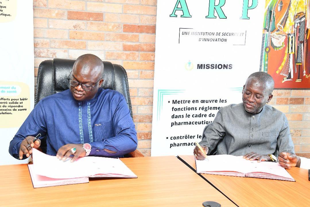 ArpSenegal's tweet photo. Signature de la convention entre l’Agence sénégalaise de Réglementation pharmaceutique (ARP) et  la Faculté de Médecine, de Pharmacie et d’Odontologie (FMPO) de l’Université Cheikh Anta Diop de Dakar. 
Nouvelle étape pour l’avenir !
#ARP
#FMPO
#UCAD https://t.co/GdPaxStPBu