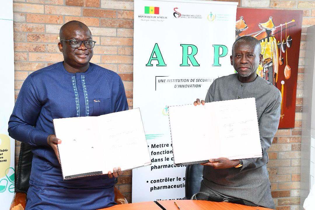 ArpSenegal's tweet photo. Signature de la convention entre l’Agence sénégalaise de Réglementation pharmaceutique (ARP) et  la Faculté de Médecine, de Pharmacie et d’Odontologie (FMPO) de l’Université Cheikh Anta Diop de Dakar. 
Nouvelle étape pour l’avenir !
#ARP
#FMPO
#UCAD https://t.co/GdPaxStPBu