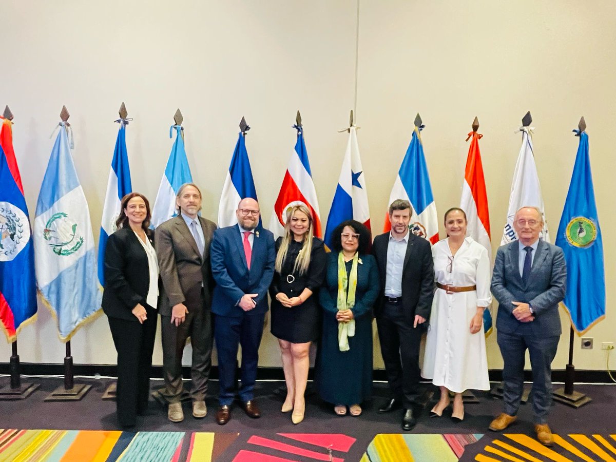 sg_sica's tweet photo. Participamos en el Seminario de cierre del Programa Regional de Empresarialidad Femenina (PREFEM II), que se ejecutó desde @Cenpromype_sica  con el apoyo del Gran Ducado de Luxemburgo 🇱🇺 @LuxDev_HQ , donde se compartieron los avances y el impacto en la vida de las mujeres empresarias y emprendedoras de la #RegiónSICA.

Durante el evento de la iniciativa alineada al programa regional #MujerMipyme se reconocieron los logros de #PREFEM, destacando: 

✅ Más de mil mujeres empresarias recibieron servicios de desarrollo empresarial, el 14% se abrieron a nuevos mercados y adoptaron prácticas sostenibles y de igualdad de género. 

✅ El 70% de las empresas apoyadas han logrado consolidarse, manteniendo o incluso incrementando sus ingresos, entre otros logros.

Con estos esfuerzos conjuntos, en el marco del #SICA se avanza en la construcción de una región más equitativa y con más oportunidades para las mujeres.

#SociosEstratégicos #IntegraciónRegional