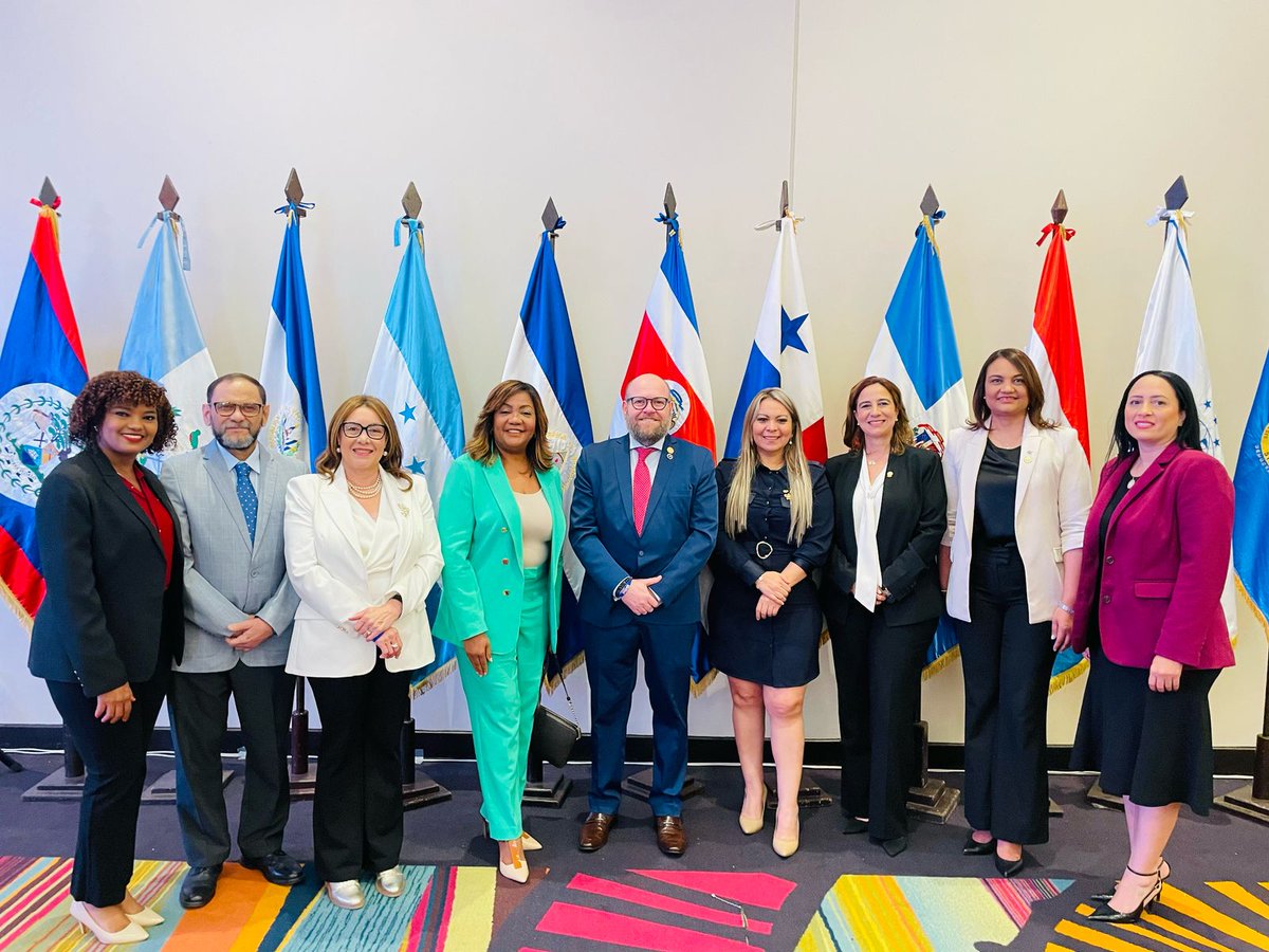 sg_sica's tweet photo. Participamos en el Seminario de cierre del Programa Regional de Empresarialidad Femenina (PREFEM II), que se ejecutó desde @Cenpromype_sica  con el apoyo del Gran Ducado de Luxemburgo 🇱🇺 @LuxDev_HQ , donde se compartieron los avances y el impacto en la vida de las mujeres empresarias y emprendedoras de la #RegiónSICA.

Durante el evento de la iniciativa alineada al programa regional #MujerMipyme se reconocieron los logros de #PREFEM, destacando: 

✅ Más de mil mujeres empresarias recibieron servicios de desarrollo empresarial, el 14% se abrieron a nuevos mercados y adoptaron prácticas sostenibles y de igualdad de género. 

✅ El 70% de las empresas apoyadas han logrado consolidarse, manteniendo o incluso incrementando sus ingresos, entre otros logros.

Con estos esfuerzos conjuntos, en el marco del #SICA se avanza en la construcción de una región más equitativa y con más oportunidades para las mujeres.

#SociosEstratégicos #IntegraciónRegional