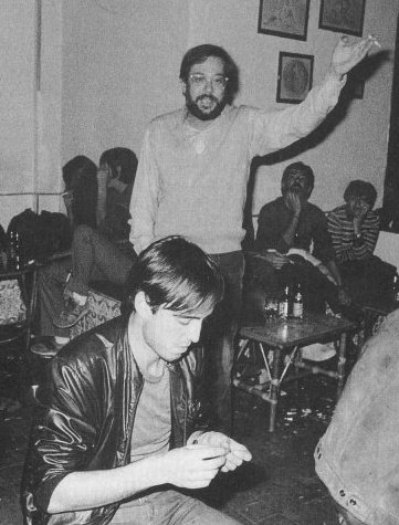 Solana en 1981 dando un mitin pacifista en contra de la OTAN,  mientras un tipo se lía un porro.
Años después fue nombrado Secretario General de la OTAN y ordenaría lanzar sobre Sarajevo 9 mil toneladas de bombas.