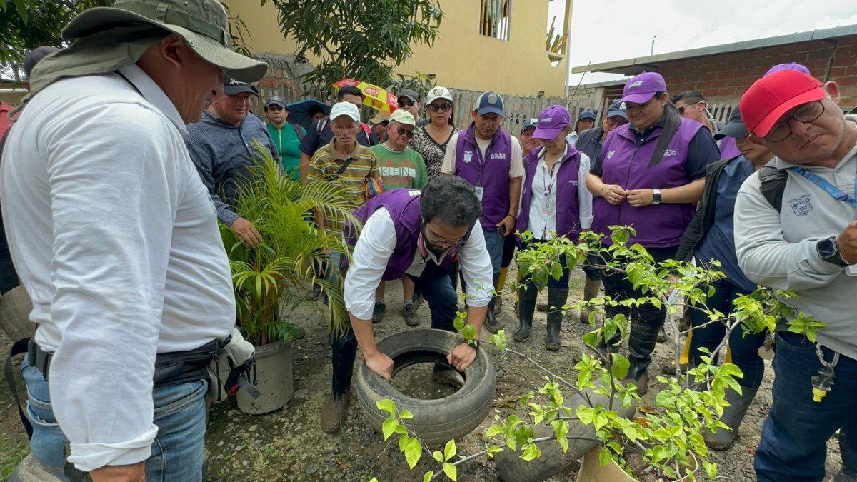 Salud_Ec's tweet photo. #PorUnEcuadorConSalud | Continua el  trabajo de Control Vectorial en las zonas afectadas por el invierno. El ministro @Edgarjoselama llegó a Estancia Vieja en #Portoviejo donde acompañó a la comunidad durante la minga de eliminación de criaderos y fumigación intradomiciliaria. https://t.co/rwXZozEqwC