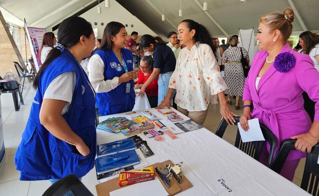 AcnurMexico's tweet photo. 💼En la Feria Nacional de Empleo para Mujeres 2025 en Villahermosa, ACNUR participó con una charla de sensibilización y un stand informativo, en el que acompañamos a personas refugiadas y solicitantes de asilo a postular a las diferentes vacantes ofertadas por 37 empresas.💙 https://t.co/wMMTTkpvb7