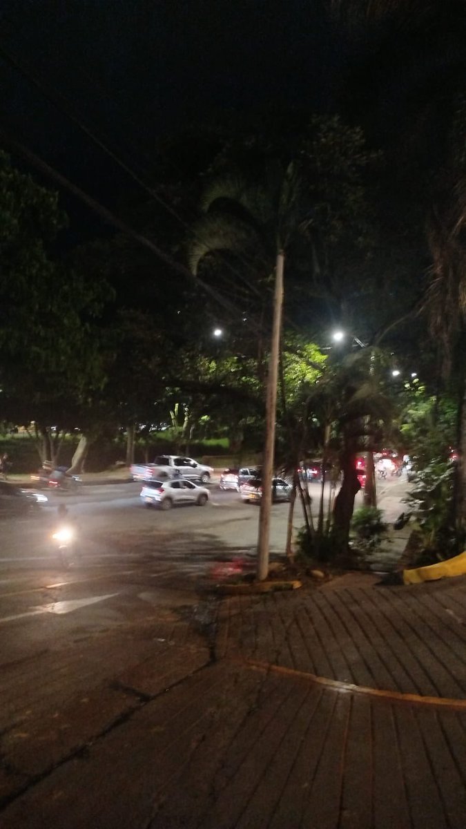 En el barrio Normandía, comuna 2, una camioneta tumbó este poste el miércoles pasado.
Ayer mismo <a href="/EMCALIoficial/">EMCALI 🇨🇴</a> lo reemplazó.

Gracias al equipo de Energía <a href="/jdinsu/">Jose D Insuasti A</a> . ¡Se está haciendo un buen trabajo!