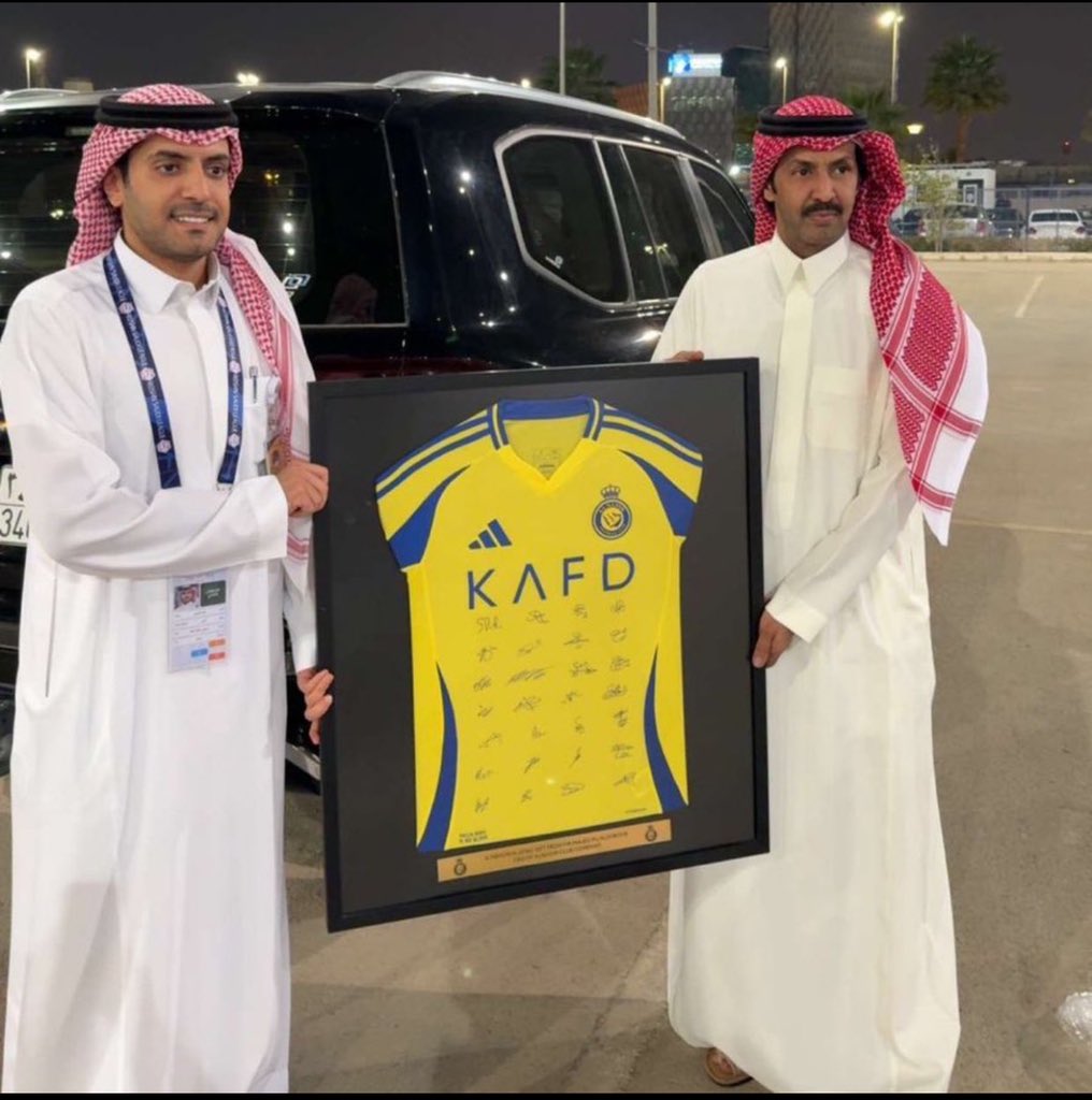 weeewewee's tweet photo. 🚨🚨🚨🚨🚨

ادارة #النصر تقوم في اهداء الشاعر تركي الميزاني تيشيرت موقع من جميع اللاعبين👏🏻💛

@turky2000as 
#النصر_الخلود 
#دوري_روشن_السعودي https://t.co/ZUIZZjM2Fg