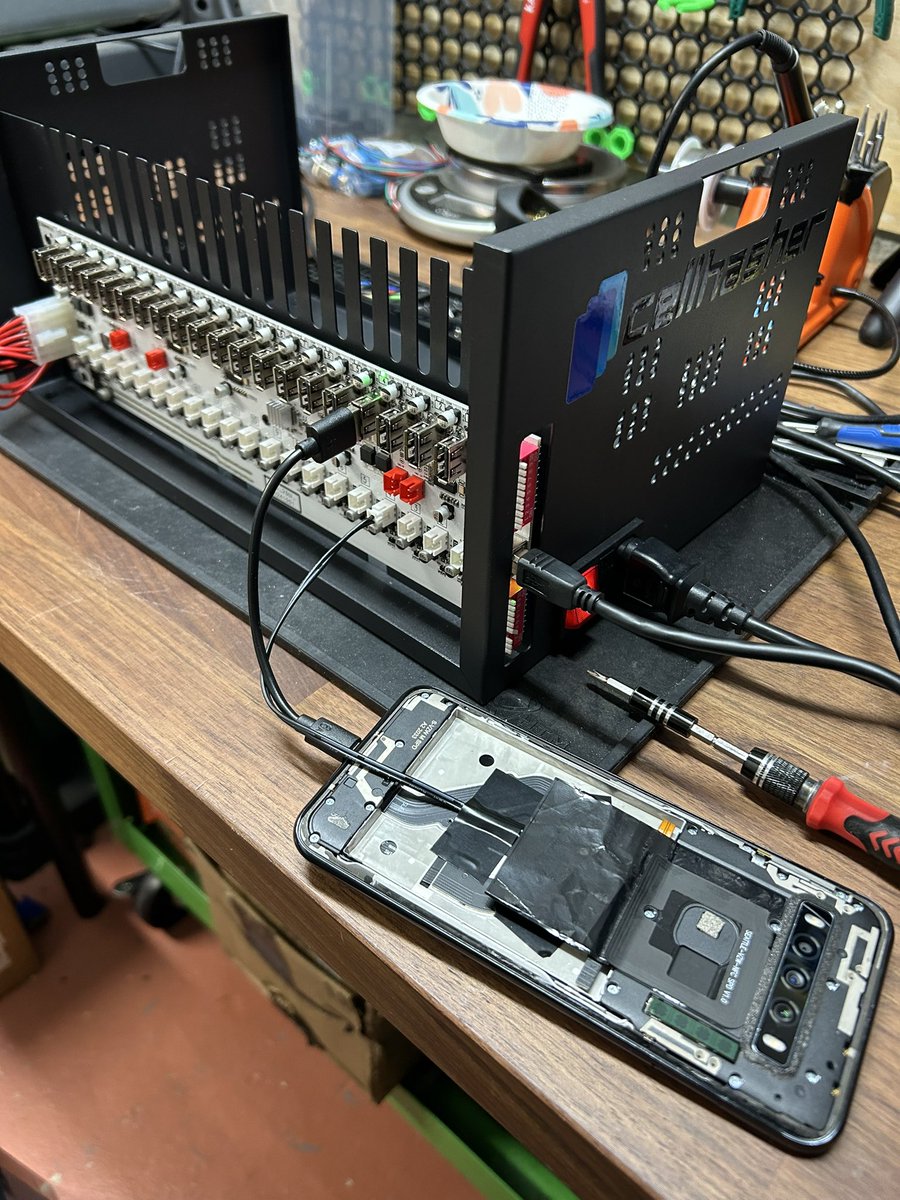 itsjcrane's tweet photo. The start of a fun little project to get some android phones back up and mining $VRSC 

Recently picked up a @Cellhasher reverse and am slowly working to remove batteries, wire up to the BMS, install Ubuntu, and get ccminer hashing again. https://t.co/iYepAFhG2I
