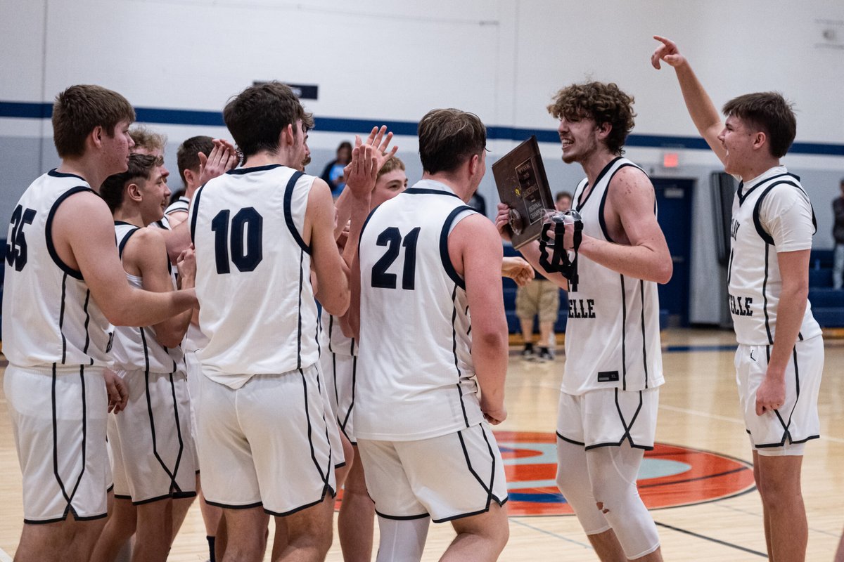 dompostsports's tweet photo. Preston Luzader drops 36 to send Clay-Battelle to state tournament with a 75-65 win against Parkersburg Catholic.

Read More: https://t.co/hJItGRREND

Photo Credit: Cassidy Roark

 #ClayBattelle #HighSchoolBasketball #StateTournament #CeeBees https://t.co/BY2BpsZbtW