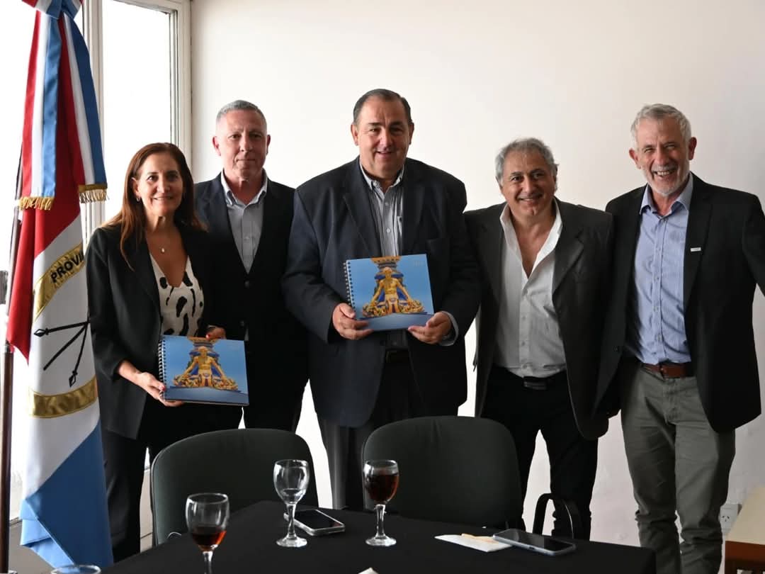marce_aeberhard's tweet photo. y el intendente de la ciudad de Santa Fe.
💡 El desarrollo regional es un camino que se construye en conjunto, con diálogo y visión de futuro.
#DesarrolloRegional #TrabajoConjunto #FADELRA #InnovaciónTerritorial #SantaFeCrecimiento https://t.co/Zt7jZFWjhX
