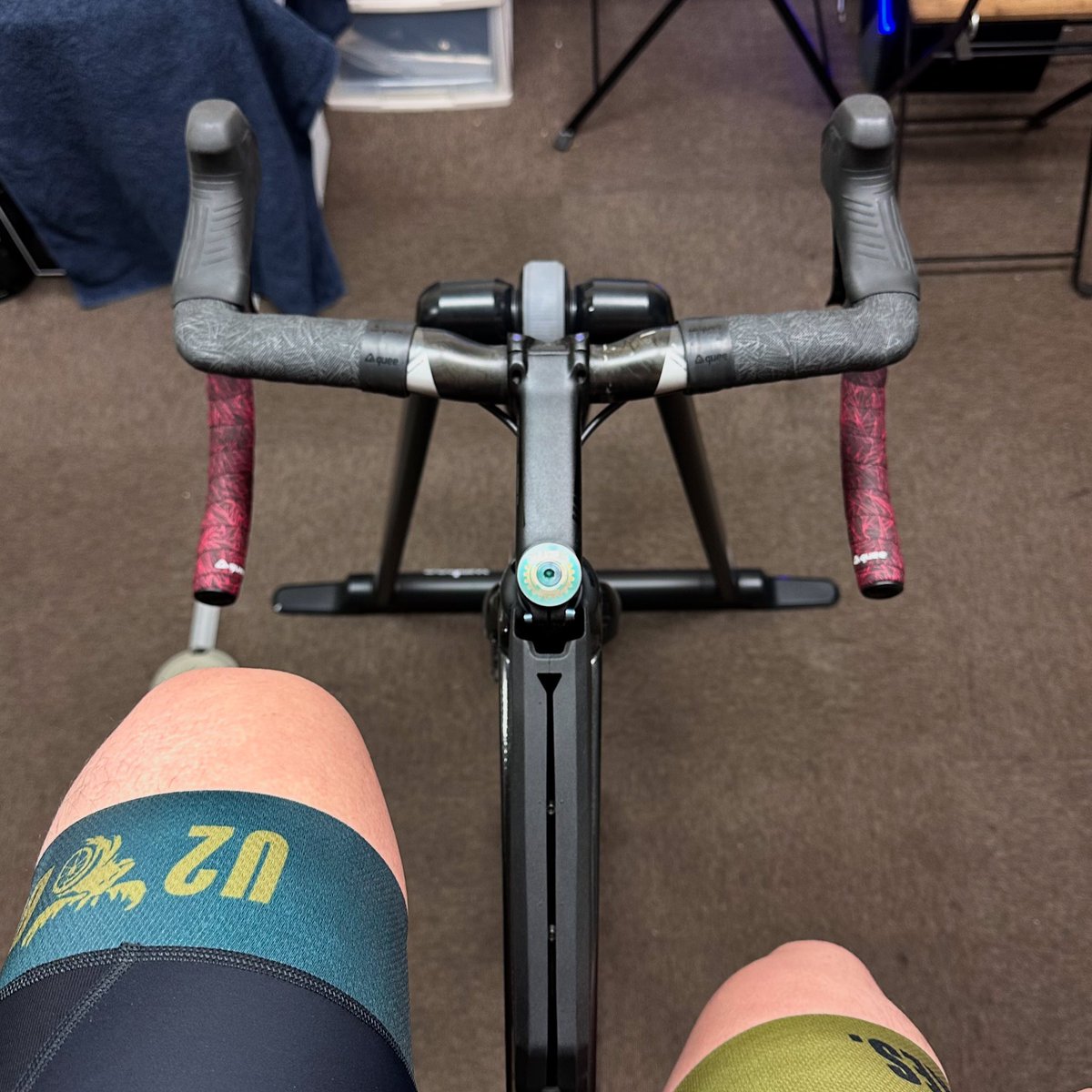 u2bikes's tweet image. 今ははいらない それが運命だけど

周りに触発、NEWジャージも届いて心機一転。
まずは身体を動かすとこから🚲

今年の富士ヒルの目標は
身体を絞って小さめ選んだ
NEWジャージで参加すること🤤
 #U2BIKES #VIORACER
 #WAHOO #ローラートレーニング 
 #富士ヒル #目標はそれぞれ