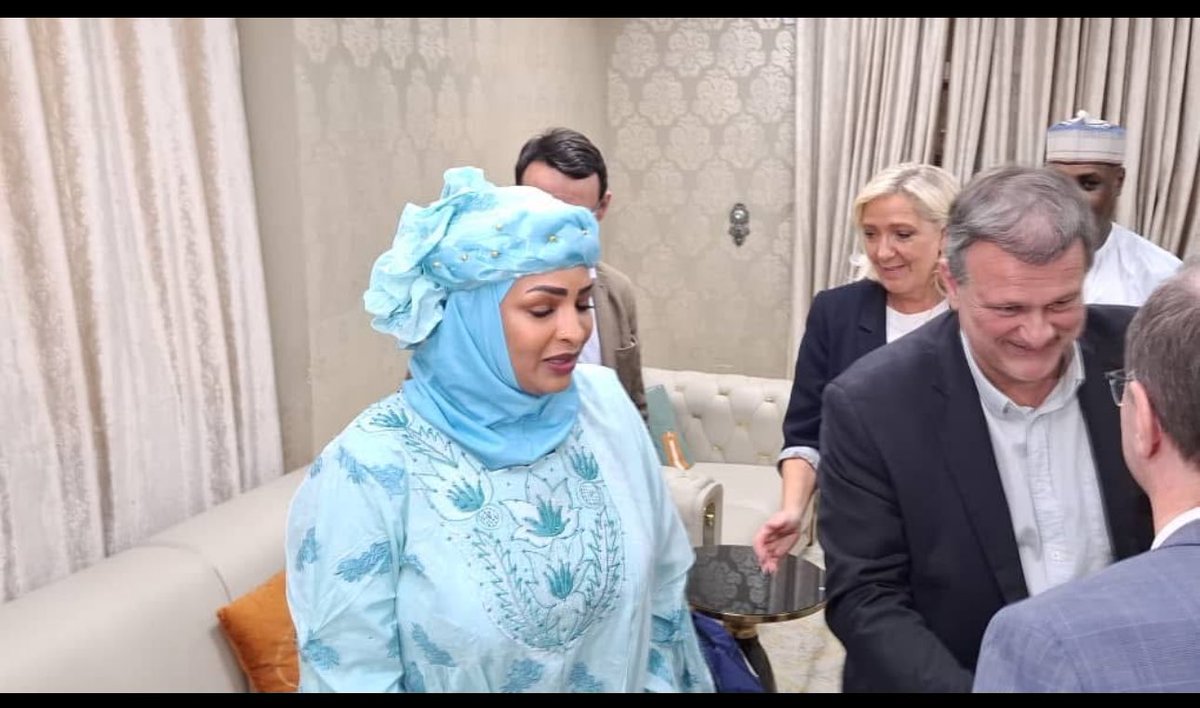 bramhiss's tweet photo. #france//RN.Tchad:👇
J’espère que Marine Le Pen avait bien parlé du voile dans le lieu public de là où elle présentement! https://t.co/YsyYf3PaCr