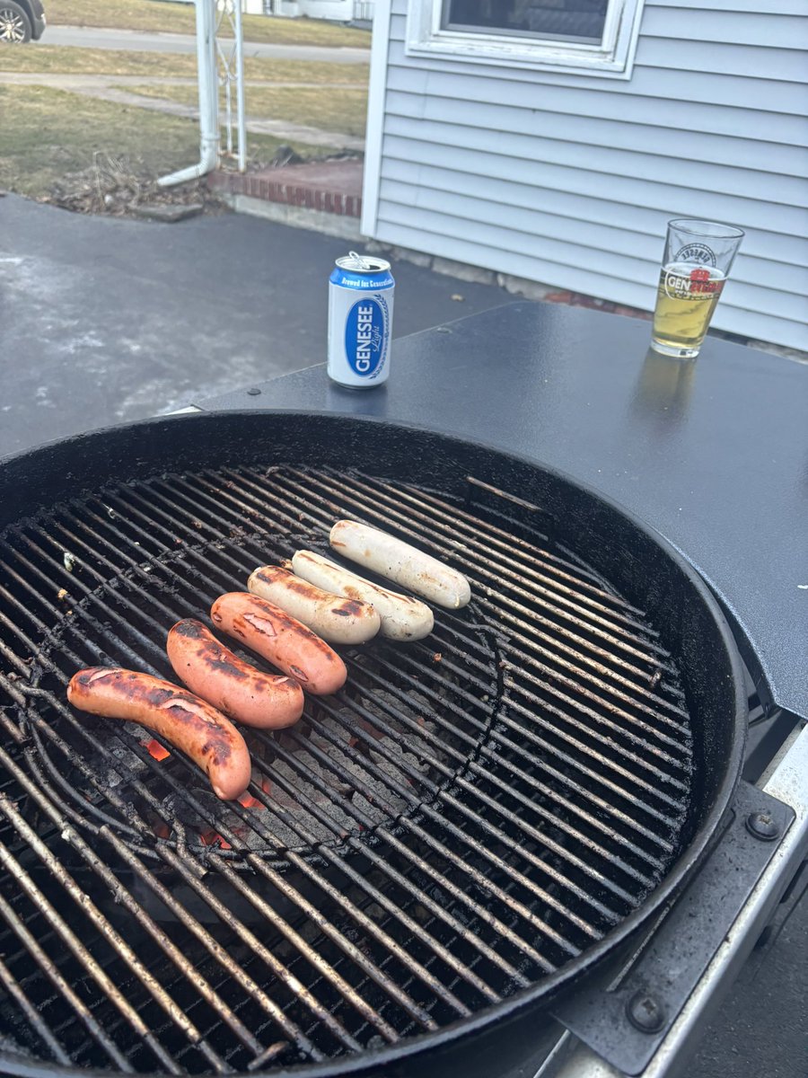 TheeWolfJJ's tweet photo. @zweigleshots I see your picnic pac and raise you a Genny light @GeneseeBrewery https://t.co/tZbkqULrxY