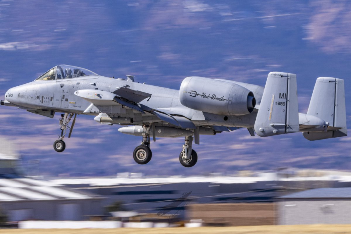 Bren_Horton's tweet photo. 3.8.25 | Red Devils stopping by for go go juice. 

5x Michigan ANG A-10Cs landing on RWY 17R @COSAirport 

#avgeek #aviation #aviationphotography #photography #Colorado #canon #KCOS https://t.co/P1ZdAY0boE