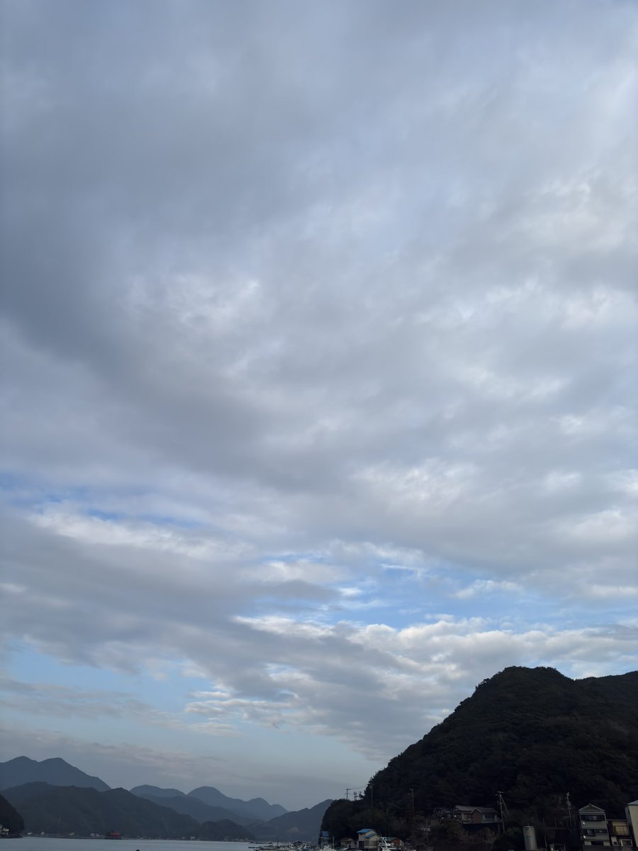 kode25264477's tweet photo. 「光」 2025/3/6 第3稿 推敲中

「深淵をのぞく時
深淵もこちらをのぞいているのだ」
ニーチェの言葉

逝く者の瞳孔が開き
タールの瓶から闇が溢れ
この世と常世を繋ぐ闇が開く

漆黒に魅せられ目を離せない
心は闇に溶けて行き
魂は常世へと誘われる

死とは全てが消え失せるのではなく
魂が闇を越えて常世へと渡るのだ
肩書きも何も意味を持たない世界へと

寒さで息の白い部屋で一人
時折思い出す母を送った時の事
恐れも悲しみも無かった

頭に残る記憶は時に流され消える
魂に刻まれた体験は消えない
時を経る毎に鮮明になる

母の享年に近付く度に
超えられるかとの思いが湧く
この世にやり残しが山ほどある

私にもやがて逝く時が来る
その時にやり残しへの悔いは消える
ただ常世の光に導かれ渡るだけ

母体から出た時の痛みを思い出す
溺れぬ為に肺から羊水を出す痛み
母は生みの痛み私は現世で生きる痛み

子宮の楽園から出されたと泣くのだ
楽園に戻りたいと泣くのだ
泣く度に命の光に導かれる

楽園への思いは去り行き
魂は母胎から解き放たれ
赤子は人となる

現世の体験が魂に刻まれる
人生の道に終わりは無い
人は志し半ばで常世に旅立つ

「光あれと神の声が聞こえる」
旧約聖書･創世記

全ての者が人生の意味を知る
常世に渡り与えられる試練
一人で立ち向かう

試練を避ける者は
常世の世界に長く留まり
試練の意味を探す

試練を受ける者は
常世の理を魂に刻み
次の世界へと進んで行く

今夜も寝る間際
深淵から闇が溢れ
時の呪縛が解かれる

魂が深淵に沈んで行く中
闇の静寂に声が響く
「光あれ」と

心臓から光が溢れ
常世の闇を溶かし
魂は光の先へと導かれた

そっと目を開ければ
朝日を纏った自分が居て
命が長らえた事を知る

魂に「生きよ」と刻まれ
今日が始まる

Carpe diem
神から言葉を授かり
役目を果たす為生き続ける

#詩 #森山和