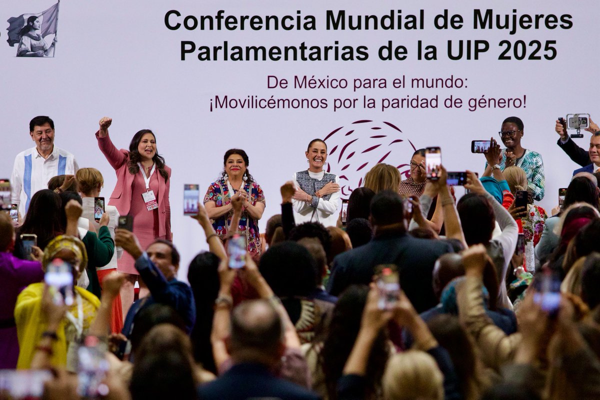 LuisaAlcalde's tweet photo. Acompañamos a la Presidenta @Claudiashein en la primera Conferencia Mundial de Mujeres Parlamentarias.

Hoy nuestra Jefa de Estado, la primera mujer Presidenta en la historia de México y una de las 18 que hay a nivel mundial, es un ejemplo de liderazgo. No cabe duda que nuestro país es una luz para alcanzar la paridad para el mundo. 

#EsTiempoDeMujeres