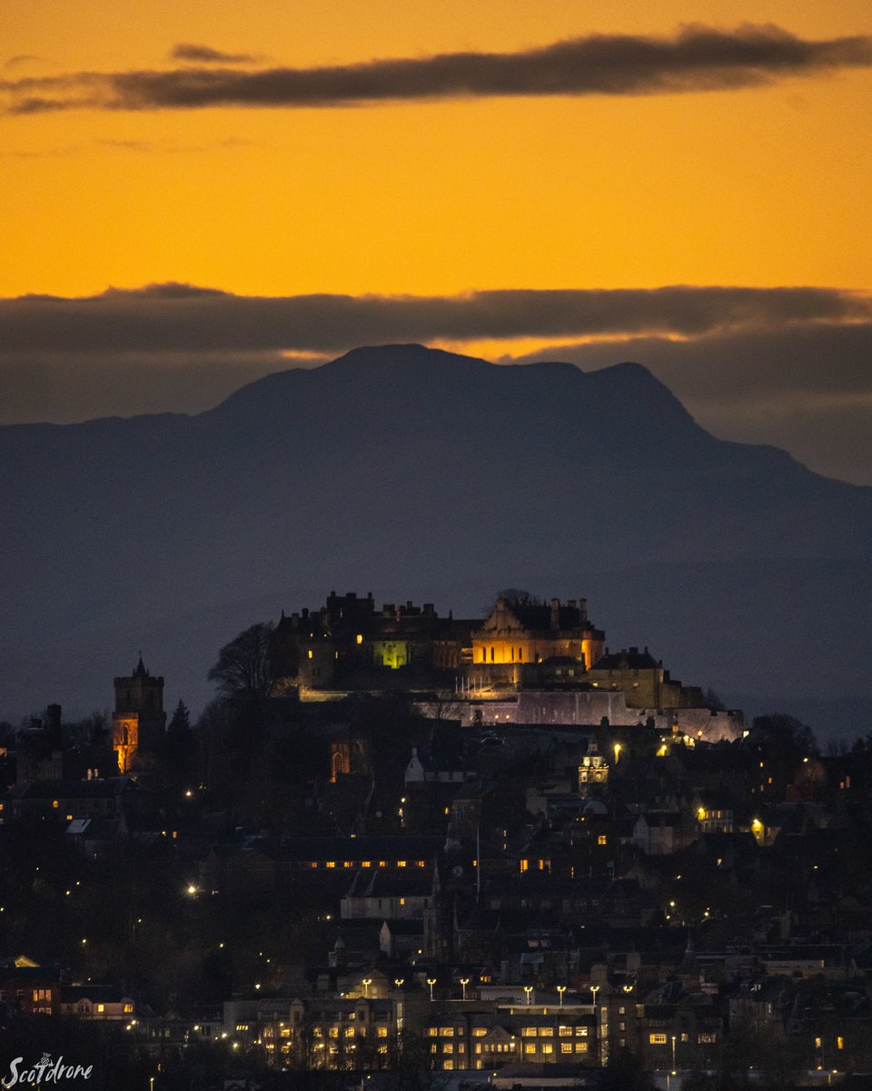 Stirling Castle at sunset tonight nicely aligned with Stuc a’Chroin in the backdrop 😍🏴󠁧󠁢󠁳󠁣󠁴󠁿 #stirling #castle #stirlingcastle #sunset #scotland #visitscotland