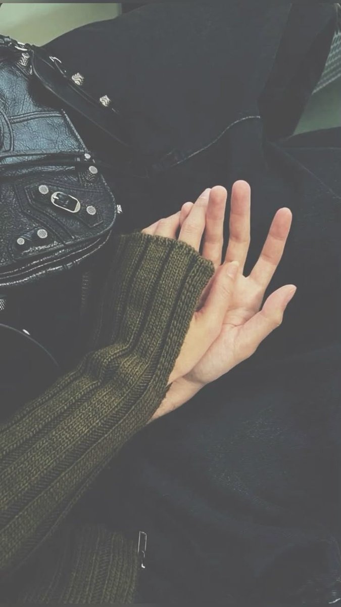 13/03/2025 🌃 | Seoul 🇰🇷
— Assim nasce um dia, um capítulo e um amor. Esse capítulo começa com 'S', da mulher que está ao meu lado! Dando uma chance ao meu coração e a nós, pois eu acredito que será único. Você a única em meus olhos!
⠀