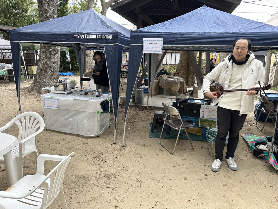 koshienHachiman's tweet photo. 人形供養＆マルシェ始まります。
お天気が今ひとつですが、是非ご参拝下さい。
恒例のカレーに加え、コーヒー、パン、和菓子、洋菓子、ドライフルーツなど色々出ております。
三線の音色で満ちております。
#甲子園八幡神社 https://t.co/hgeteM5Khk