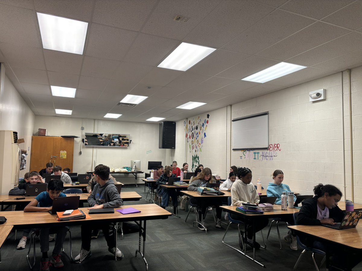 JessMatousek's tweet photo. 7th graders have been busy at the start of our rotation: building sites, practicing responsible digital citizenship, and demonstrating their understanding creating, sharing and ability to connect with other people online. 💻 🌎🧍 @HarmonPrincipal @APHarmonMS https://t.co/BB5CV0Kb2r