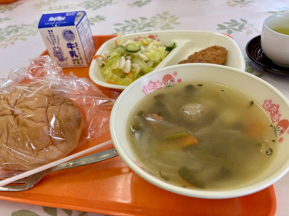 撮影仕事を終えて機材を片付けて先生に挨拶したら「給食を用意したので食べていってください」って。
久しぶりの給食に感激して写真撮りまくって。味はというと、薄味で食べた感でいうボリュームにかけてはいるが、それに優る感激と先生方の優しさに心を癒されました。手を合わせてご馳走様でした