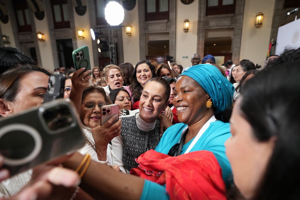 Monumental reconocimiento internacional al liderazgo de la presidenta <a href="/Claudiashein/">Claudia Sheinbaum Pardo</a>  fue lo que se pudo palpar durante la inauguración de la Conferencia Mundial de Mujeres Parlamentarias, donde participan casi 100 países. Quienes asistimos a Palacio Nacional pudimos apreciar, con