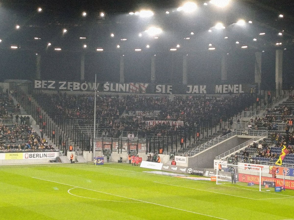 TytanowyJanusz's tweet photo. Jeśli chodzi o występ cracovii w Szczecinie to bardzo podobały mi się ich 2 piękne samobójcze trafienia, ale chyba jeszcze bardziej ich pomysłowe hasło z oprawy. Widać, że znowu legendarny Szczerbaty tam zadziałał. https://t.co/An6UcyqXSZ
