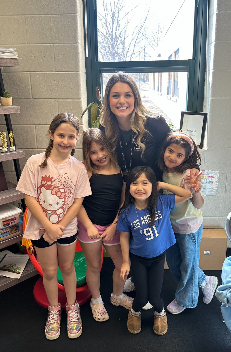 PrincipalSWeeks's tweet image. Girls that lunch! ❤️ #sd113a #rebelpride