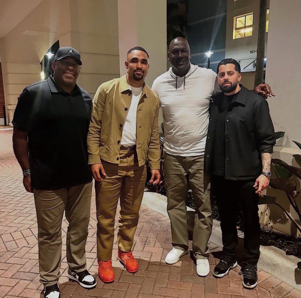 OnPattison's tweet photo. Jalen Hurts hanging out with Michael Jordan and Obama. 

Photo: Klutch Sports/Joe D’Amelio on IG https://t.co/0j6WW5obKZ