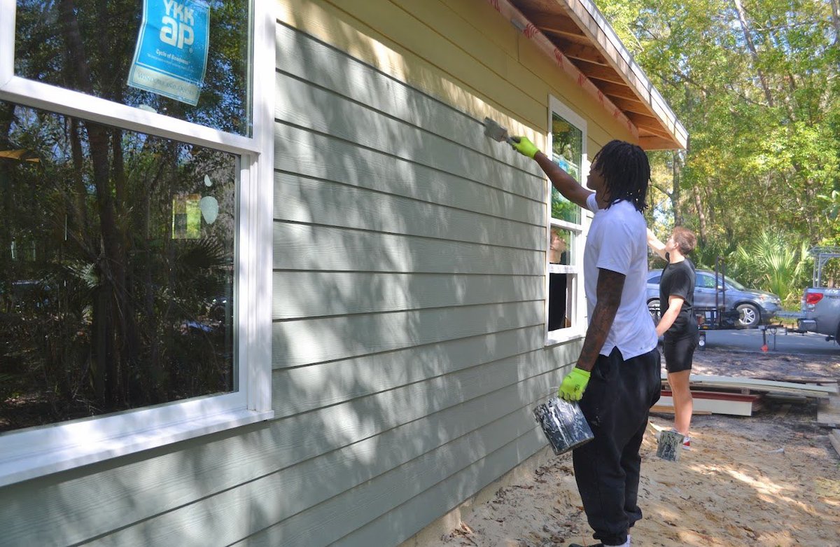 Putting in the work on and off the field. Join me in helping build homes for families in our community. Get involved here: alachuahabitat.org/volunteer <a href="/Fl_Victorious/">Florida Victorious</a> #FVFoundation
