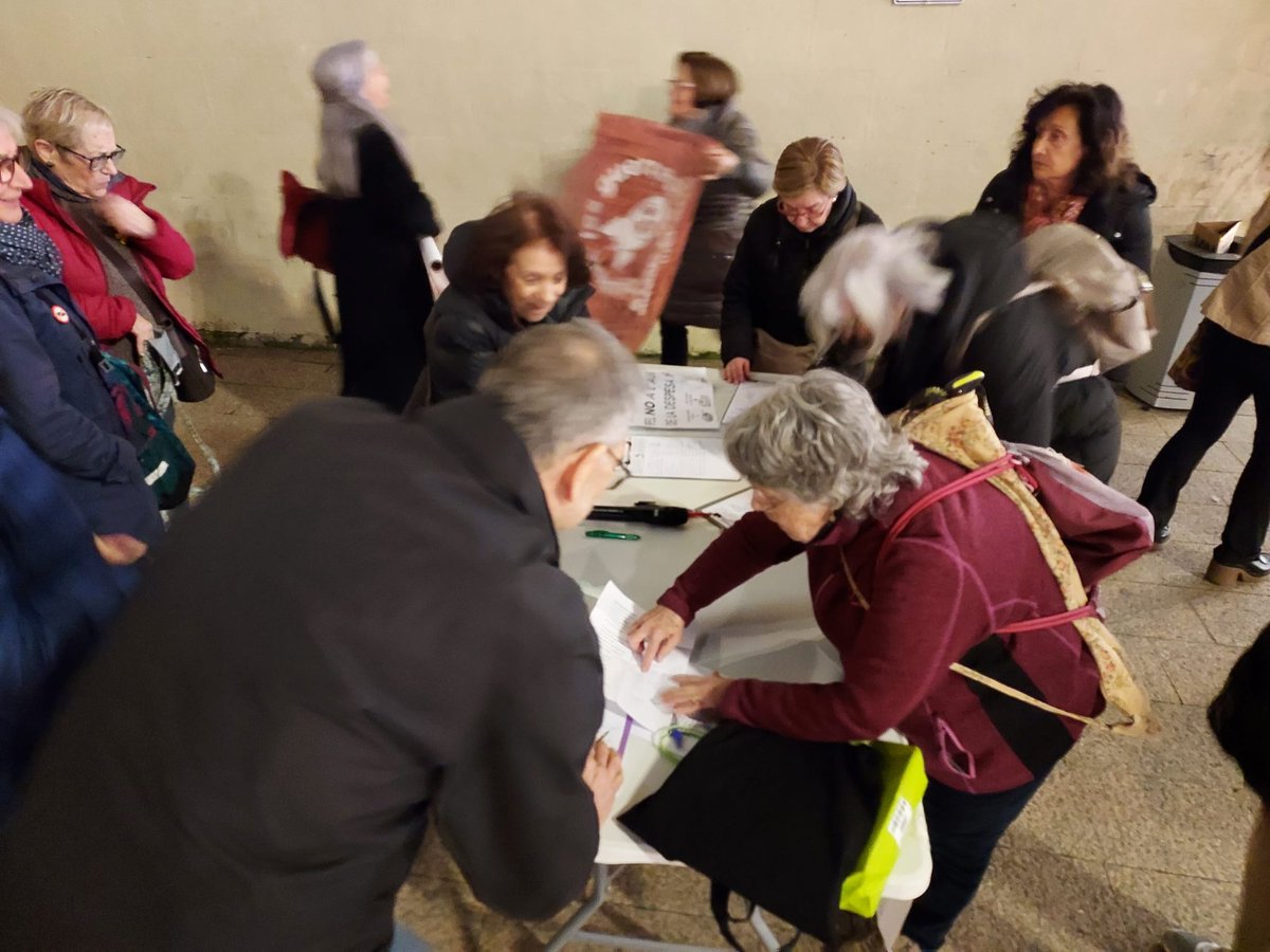 Hem començat la campanya de recollida de signatures contra l' augment de la despesa militar. El 5 d' abril serem a plaça Sant Joan, a Lleida. Vine i signa. Pots contactar amb nosaltres a aturemlesguerreslleida@gmail.com
#AturemLesGuerres