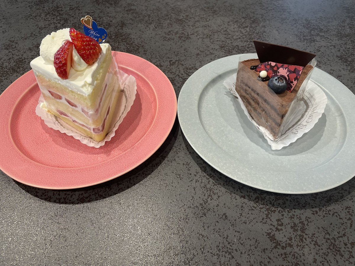 alohaanoo's tweet photo. ＃AndMERCI
二段サンドが嬉しい🍓🍓
チョコも濃厚でとっても美味しかった🤤🍫💕
（FOUNDRYは30人以上並んでたらしい😳‼️でも個人的にはAndMERCIの方が好き🤫🍰）
＃エキュート大宮
＃ホワイトデー
https://t.co/aVV2vADwaQ https://t.co/diucaqAgEf