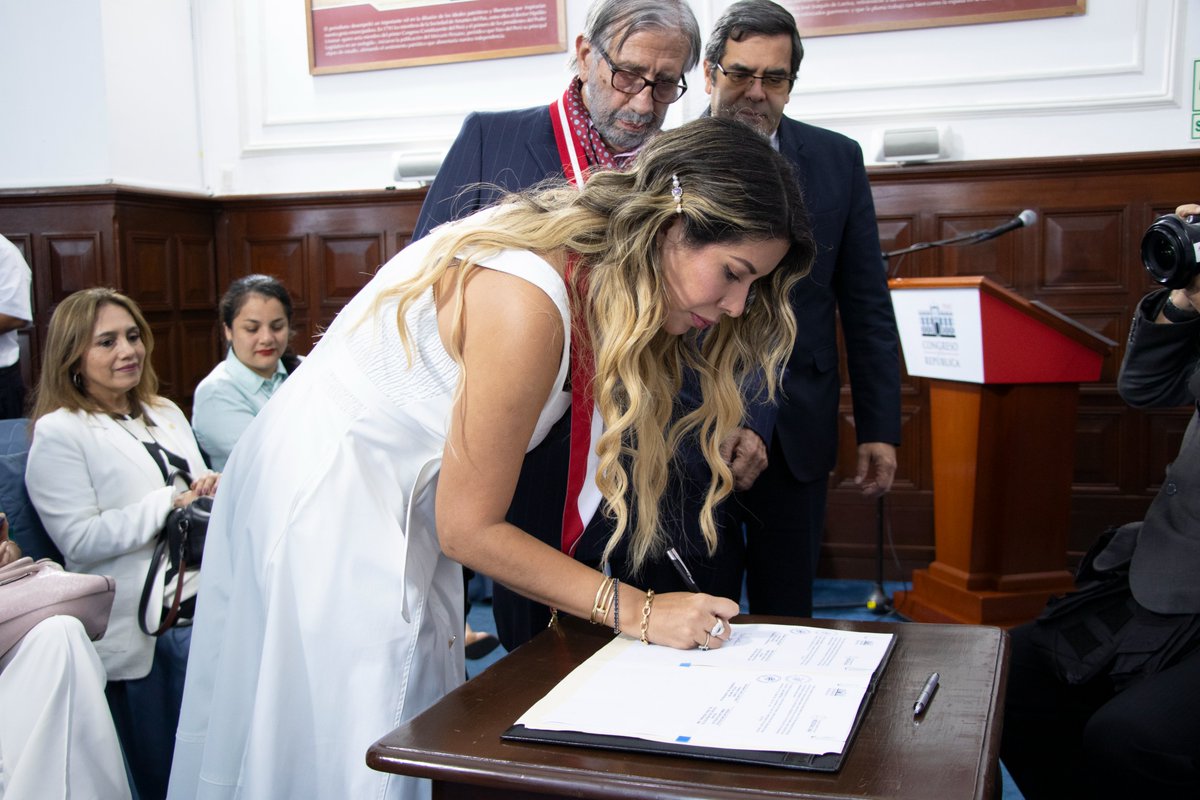 comviviendaperu's tweet photo. 📸 Hoy damos un paso clave para el desarrollo urbano. La Comisión, liderada por @rosselliamuruz, firmó un convenio con @RedCapLima para fortalecer la infraestructura con asesoramiento técnico especializado.
¡Avanzamos hacia un Perú más seguro y bien construido! 🇵🇪 https://t.co/pSWV1ZsENx