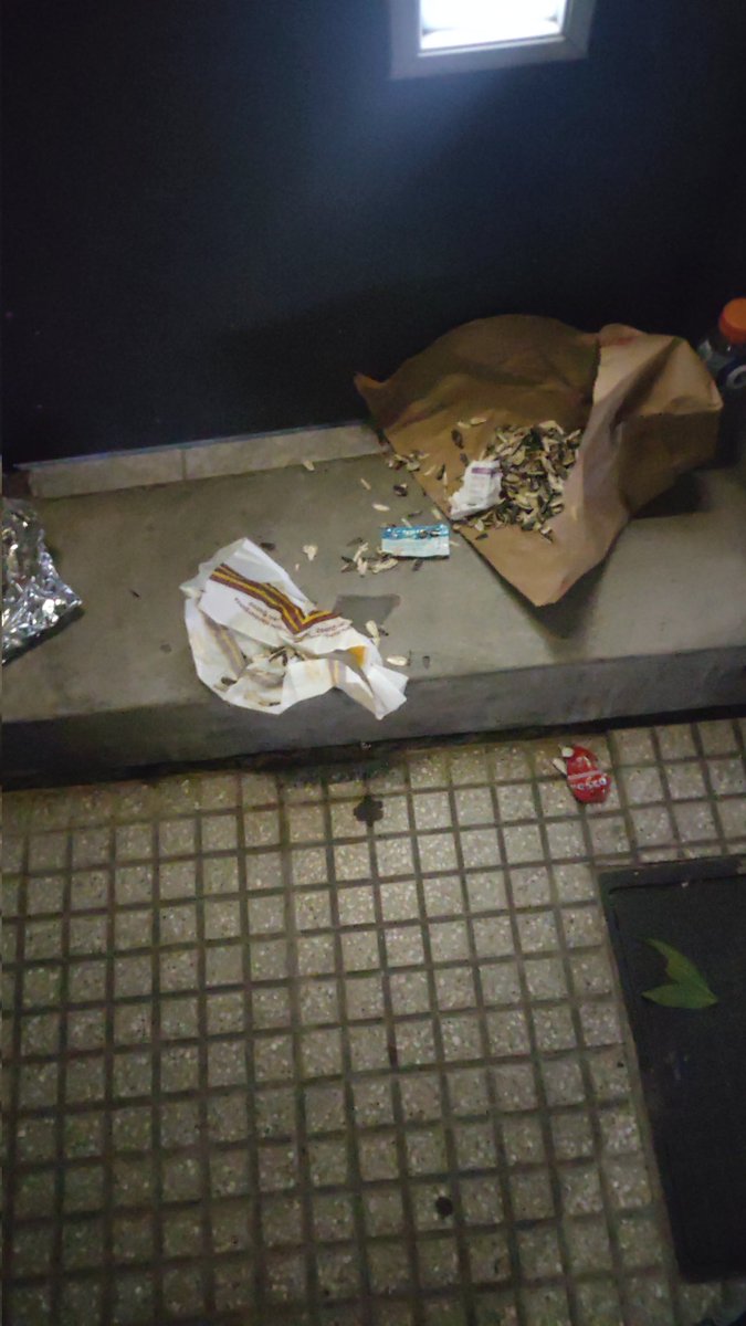 pensarenmac's tweet photo. @MovistarArenaAR @147 @jorgemacri 
Esta es la mugre que deja la cola del @MovistarArenaAR  en cada recital en humboldt y muñecas, quien viene a limpiarlo? https://t.co/nfarniSFxs