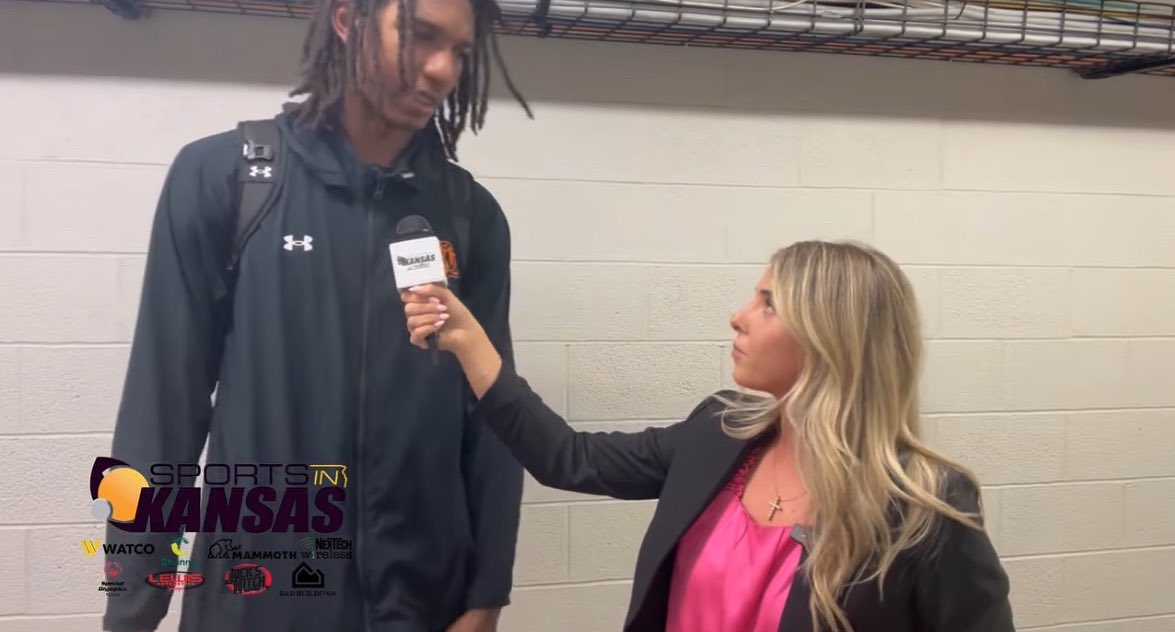sportsinkansas's tweet photo. Ethan Taylor (7’0”) of SM Northwest 
Avery Grunert (5’5”) of Sports in Kansas 
#sportsinkansas https://t.co/mWIXVn7QR3