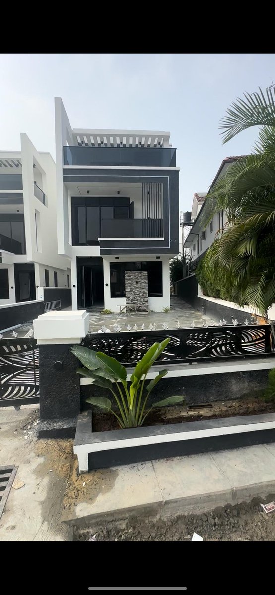 FOR SALE: 

5 BEDROOMS FULLY DETACHED DUPLEX WITH SWIMMING POOL 

TITLE : Governors Consent

LOCATION : Megamound, Lekki, Lagos.

PRICE : N450M